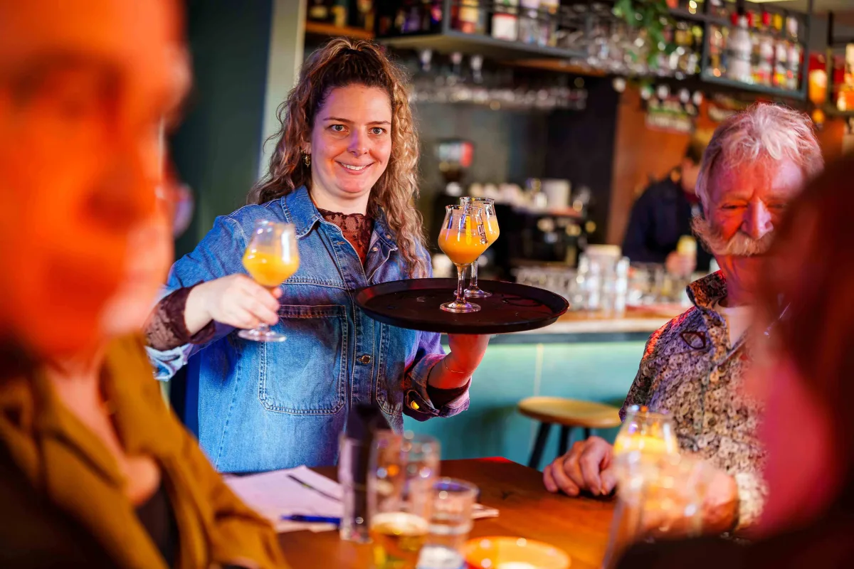 Bier serveren aan tafel